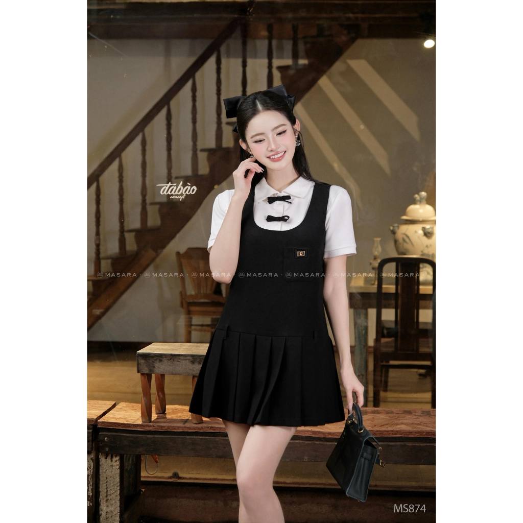 Set áo polo trắng phối váy yếm xếp ly đen Masara phong cách thanh lịch MS874