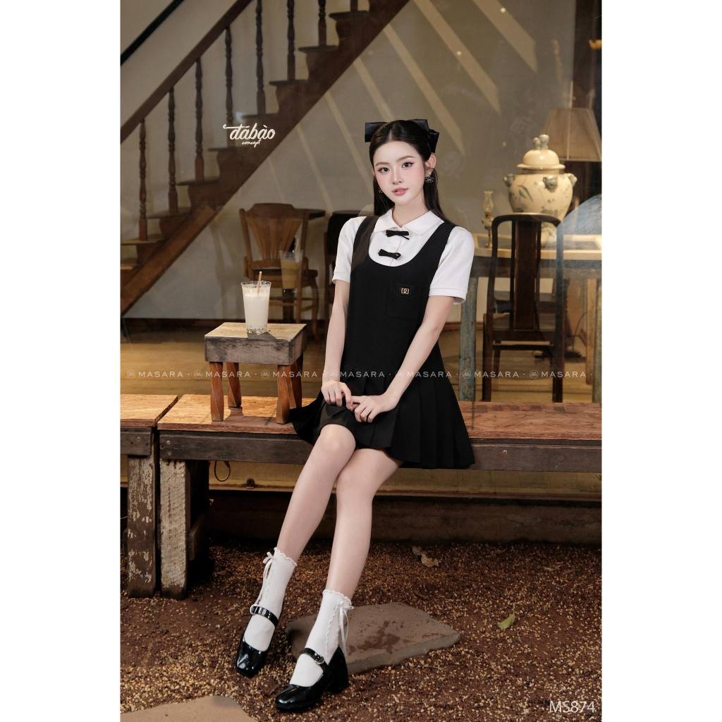 Set áo polo trắng phối váy yếm xếp ly đen Masara phong cách thanh lịch MS874