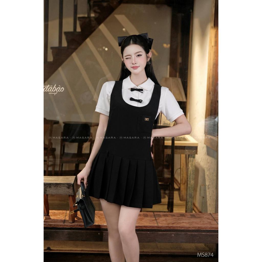 Set áo polo trắng phối váy yếm xếp ly đen Masara phong cách thanh lịch MS874