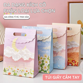 Túi giấy đựng quà sinh nhật cute, mẫu mã sang trọng có hoa, cấu trúc dày đẹp và cứng chắc, tuyệt vời cho việc đóng gói