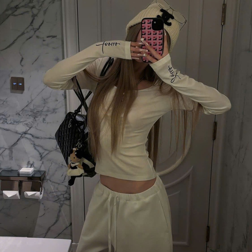 (sẵn trắng)Áo thun cotton dài tay dáng ôm croptop cổ tròn hoạ tiết chữ  cá tính màu đen trắng ATDT053 - Tiktik