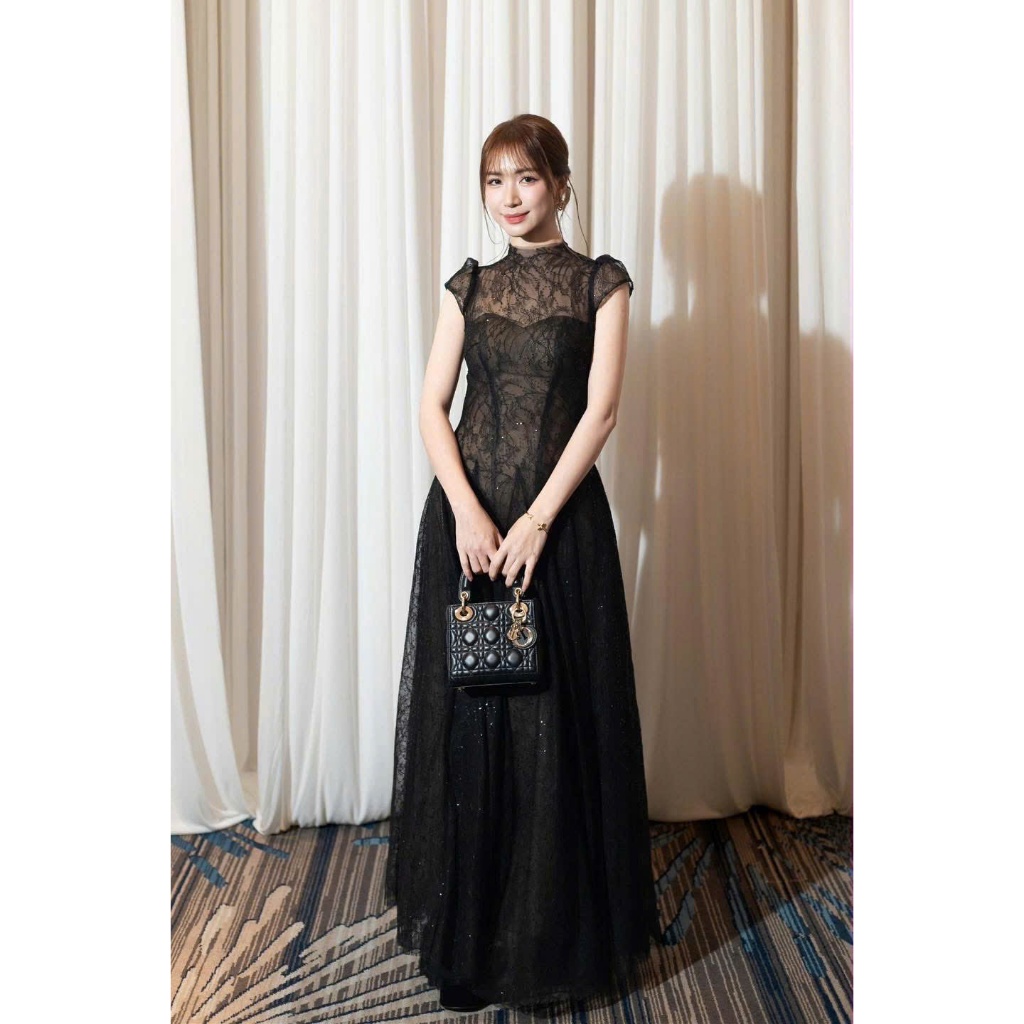 ZIMM STORE -Đầm trắng dáng xòe cổ vuông tay ren, phối túi đen sang trọng