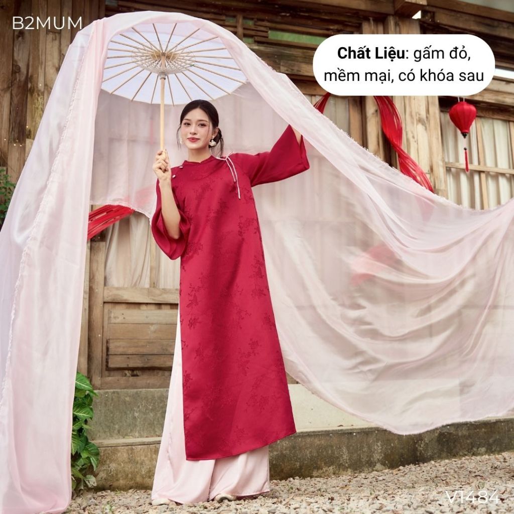 Áo dài gấm đỏ in họa tiết, cổ tàu ngực đính cúc hoa và nơ, chất liệu cao cấp mềm mại - V1484 B2MUM