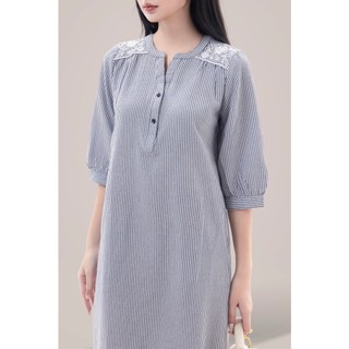 SWANLAKE | Váy Đầm Suông Tay Lỡ Cổ Trụ Cài Nút Vải Cotton Sọc Thêu Họa Tiết Vai Công Sở - D11882