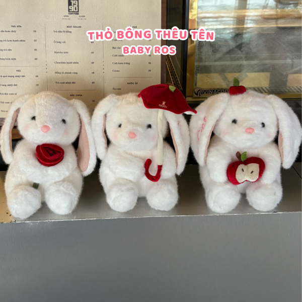 Gấu bông thỏ trắng ôm phụ kiện thêu tai theo yêu cầu. Thỏ bông ôm hoa làm quà tặng đáng yêu Rosaria