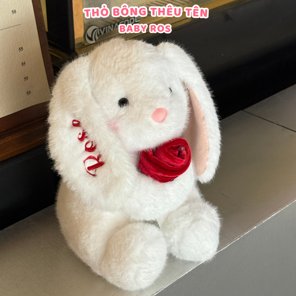 Gấu bông thỏ trắng ôm phụ kiện thêu tai theo yêu cầu. Thỏ bông ôm hoa làm quà tặng đáng yêu Rosaria