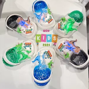 FOM NHỎ (CÓ ĐÈN) Dép sục Khủng Long vẩy sơn có đèn mềm nhẹ êm chân cho bé Dino Story siêu đẹp MONKIDS-2025