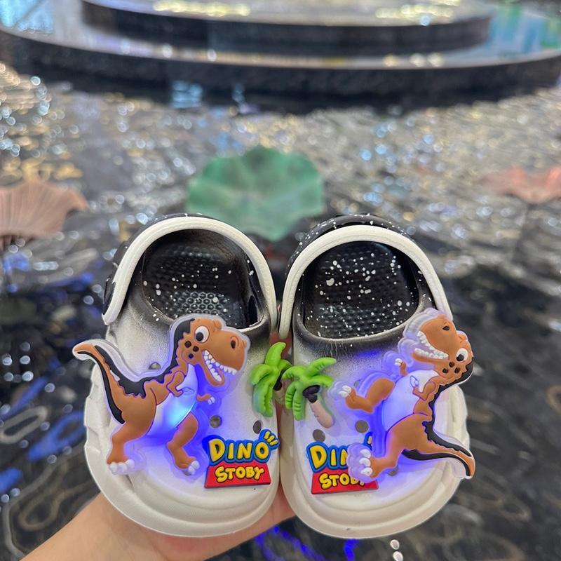 FOM NHỎ (CÓ ĐÈN) Dép sục Khủng Long vẩy sơn có đèn mềm nhẹ êm chân cho bé Dino Story siêu đẹp MONKIDS-2025