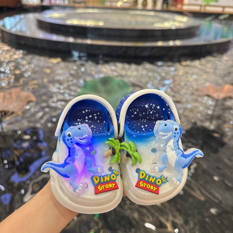 FOM NHỎ (CÓ ĐÈN) Dép sục Khủng Long vẩy sơn có đèn mềm nhẹ êm chân cho bé Dino Story siêu đẹp MONKIDS-2025