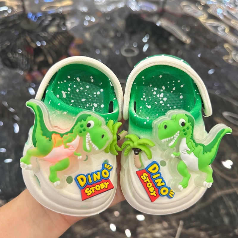 FOM NHỎ (CÓ ĐÈN) Dép sục Khủng Long vẩy sơn có đèn mềm nhẹ êm chân cho bé Dino Story siêu đẹp MONKIDS-2025
