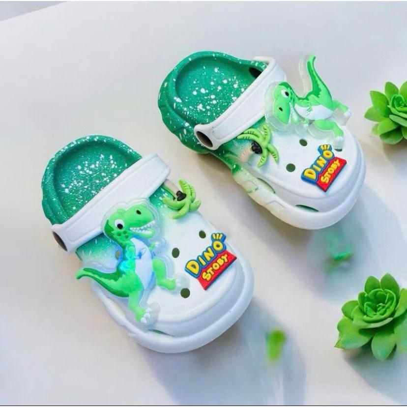 FOM NHỎ (CÓ ĐÈN) Dép sục Khủng Long vẩy sơn có đèn mềm nhẹ êm chân cho bé Dino Story siêu đẹp MONKIDS-2025