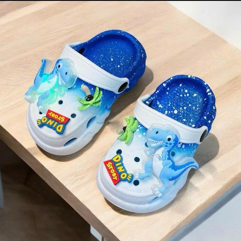 FOM NHỎ (CÓ ĐÈN) Dép sục Khủng Long vẩy sơn có đèn mềm nhẹ êm chân cho bé Dino Story siêu đẹp MONKIDS-2025