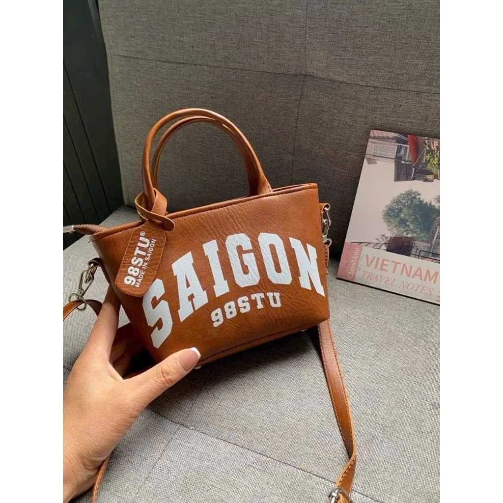Túi da nữ in họa tiết chữ hottrend da PU mềm kèm charm và dây đeo chéo cầm tay trẻ trung cá tính - HTM469 | BigBuy360 - bigbuy360.vn
