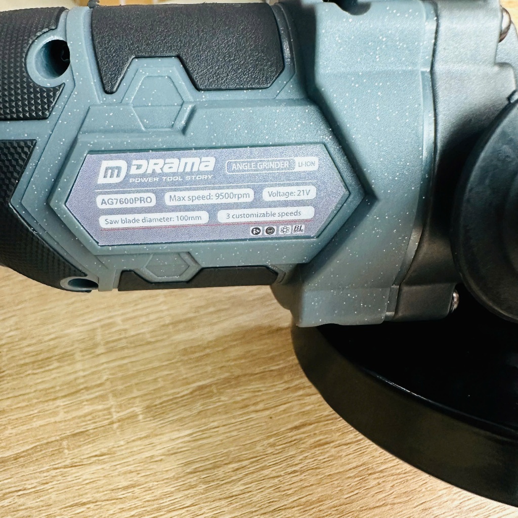 MÁY MÀI PIN DRAMA AG7600PRO – ĐỘNG CƠ KHÔNG CHỔI THAN, 3 CẤP TỐC ĐỘ, DÙNG PIN 21V