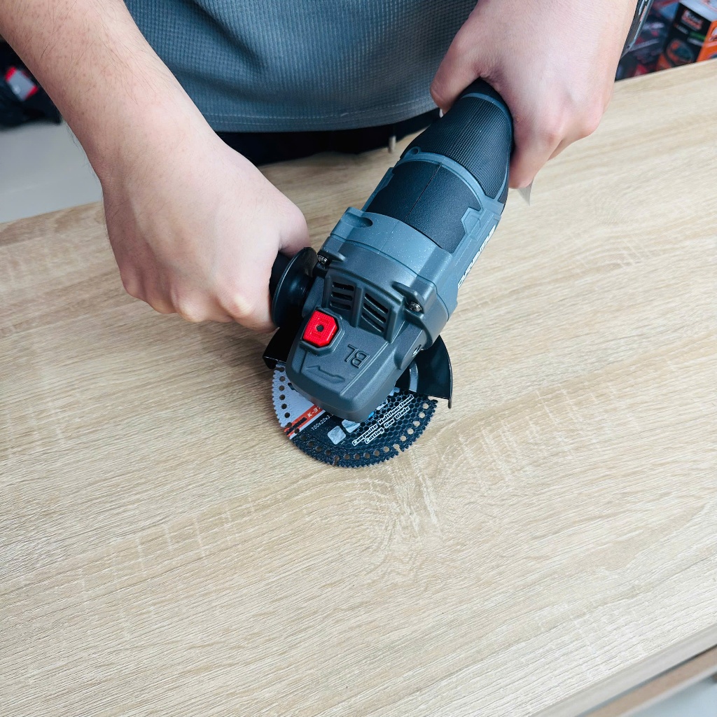 MÁY MÀI PIN DRAMA AG7600PRO – ĐỘNG CƠ KHÔNG CHỔI THAN, 3 CẤP TỐC ĐỘ, DÙNG PIN 21V