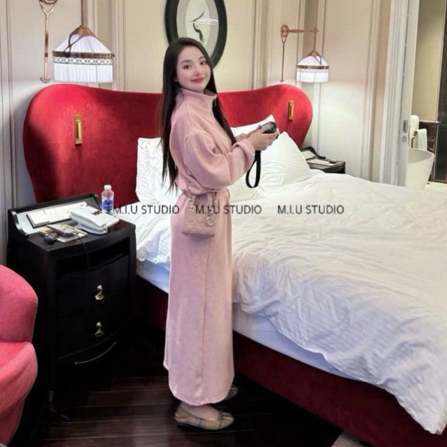 Set áo nỉ thiết kế cổ khoá kéo dài tay kèm chân váy xuông dài thêu ngựa , chất liệu nỉ 2 da dày dặn loại 1 • MIU.STUDIO