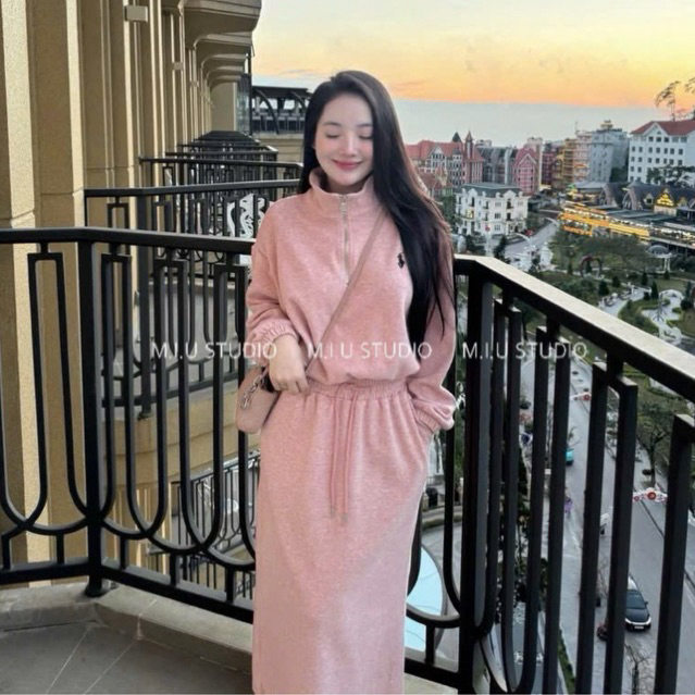 Set áo nỉ thiết kế cổ khoá kéo dài tay kèm chân váy xuông dài thêu ngựa , chất liệu nỉ 2 da dày dặn loại 1 • MIU.STUDIO