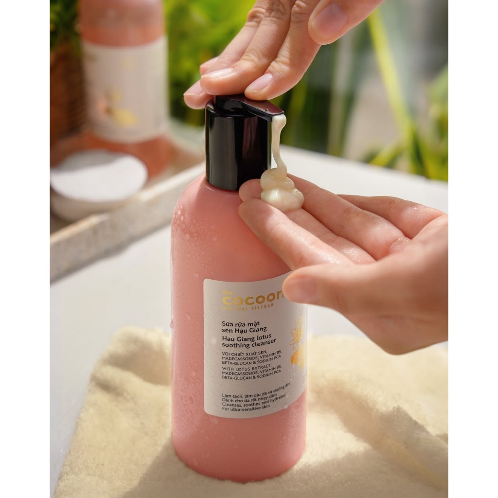 Sữa Rửa Mặt Sen Hậu Giang Cocoon 310ml Tạo Bọt Dịu Nhẹ Cấp Ẩm Làm Sạch Sâu Cho Da Nhạy Cảm Thuần Chay | BigBuy360 - bigbuy360.vn