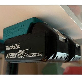 Chân Đế Treo Pin Makita 18V / 20V – Giá Đỡ Pin Dụng Cụ Cầm Tay – Nhiều Màu (Hanna Workshop)