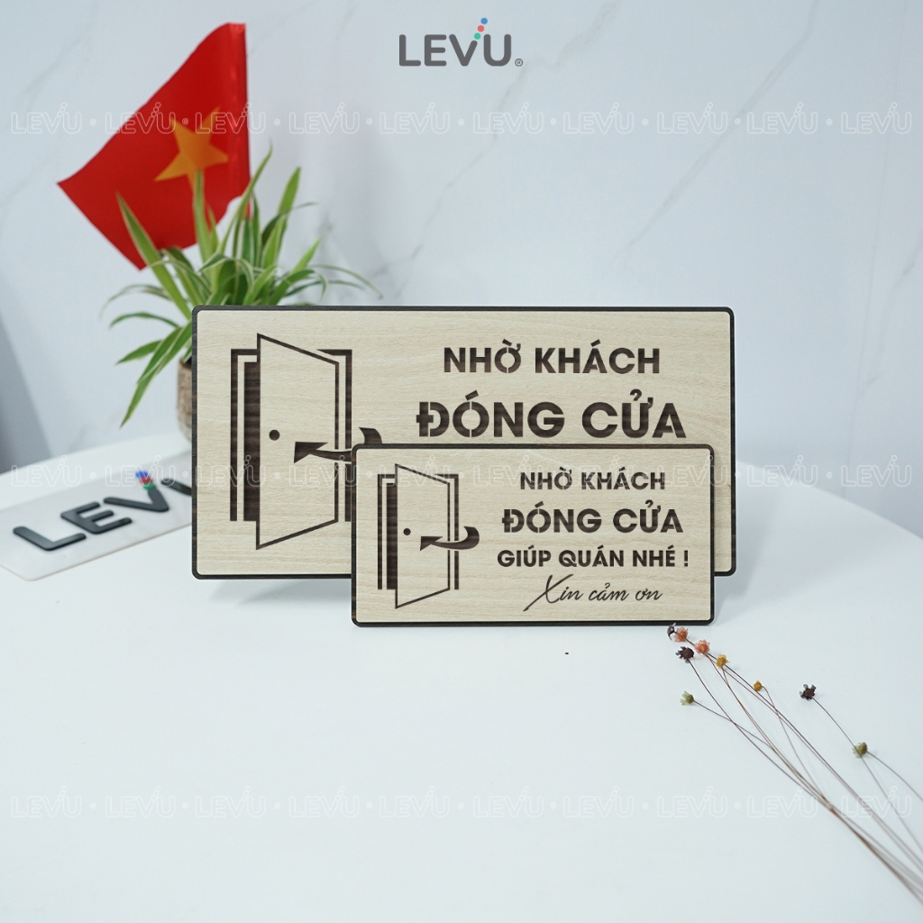 Bảng gỗ trang trí nhờ khách đóng cửa giúp quán nhé BG93, biển hiệu nhắc nhở ra vào nhớ đóng cửa