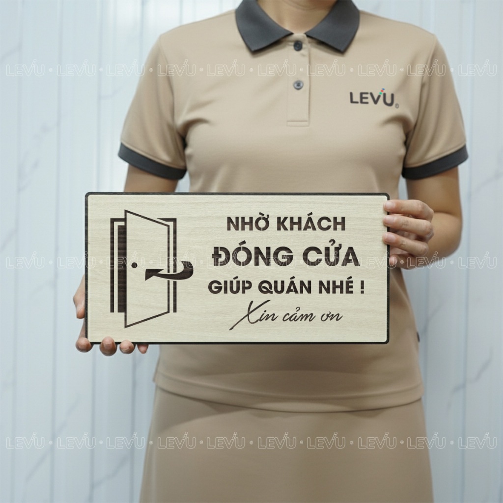 Bảng gỗ trang trí nhờ khách đóng cửa giúp quán nhé BG93, biển hiệu nhắc nhở ra vào nhớ đóng cửa