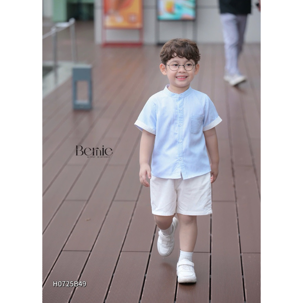 Set sơ mi kẻ cộc tay cổ tàu Bernie họa tiết hình thêu túi kèm quần short kaki mềm mại cho bé trai 9-24kg