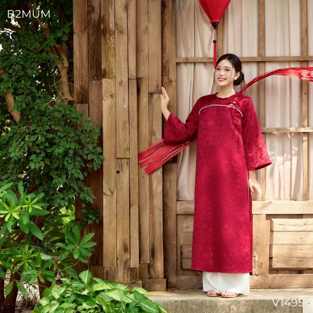 Áo dài gấm đỏ in họa tiết, cổ tết sam tròn, ngực đính ngọc trai, quần lụa kem có chun chỉnh - V1495 B2MUM