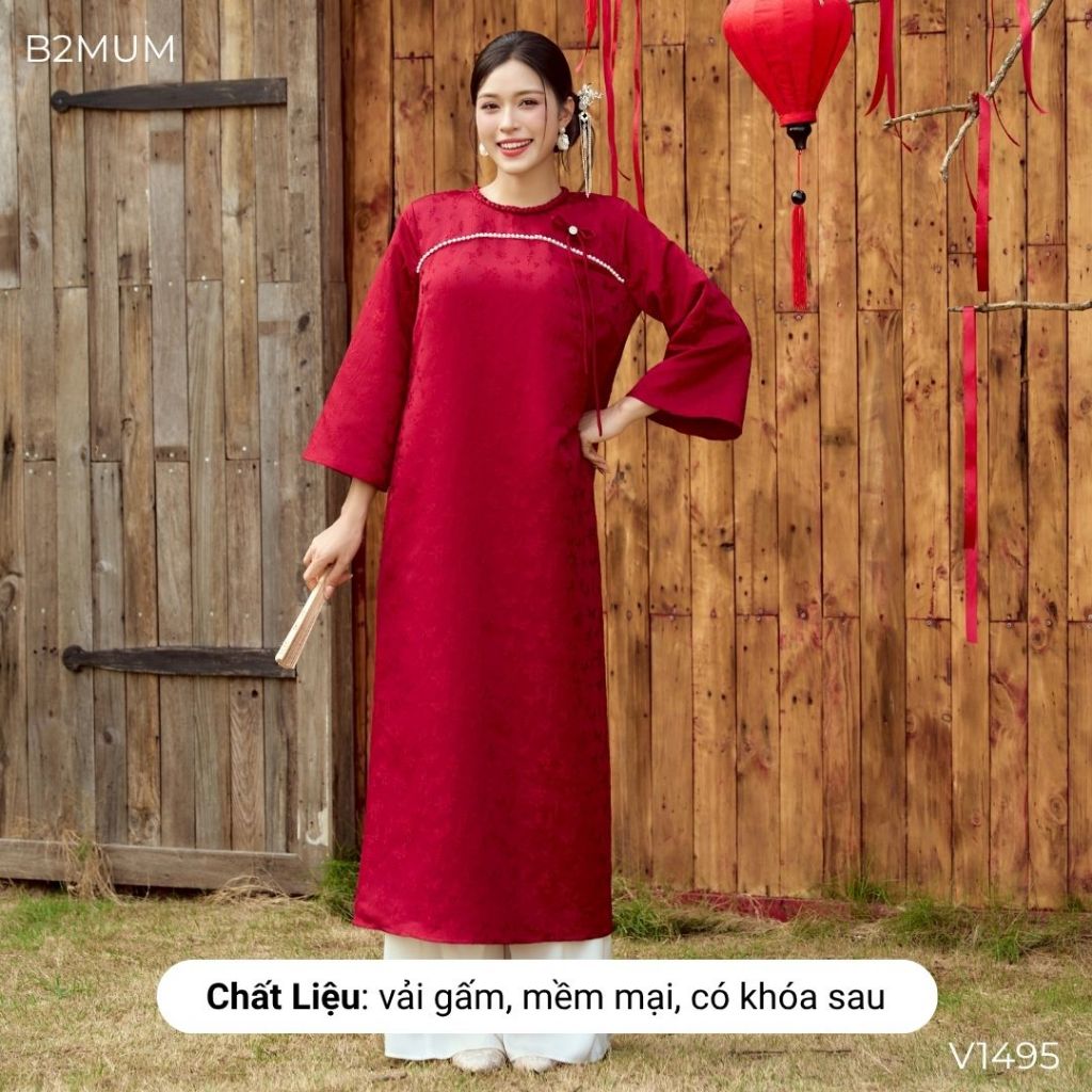 Áo dài gấm đỏ in họa tiết, cổ tết sam tròn, ngực đính ngọc trai, quần lụa kem có chun chỉnh - V1495 B2MUM