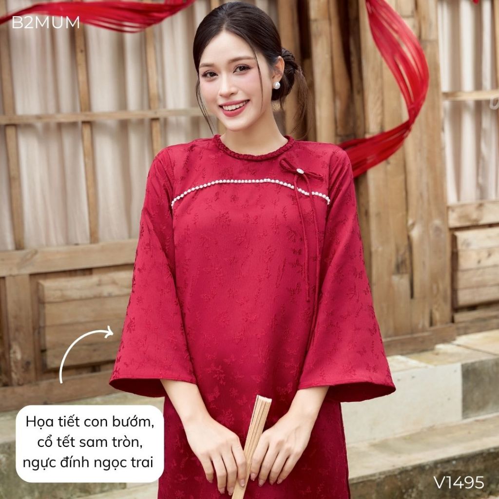Áo dài gấm đỏ in họa tiết, cổ tết sam tròn, ngực đính ngọc trai, quần lụa kem có chun chỉnh - V1495 B2MUM