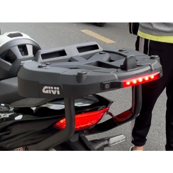 Baga Givi HRX chịu lực gắn cho xe Honda Winner R 2025- Chính hãng bảo hành 2 năm