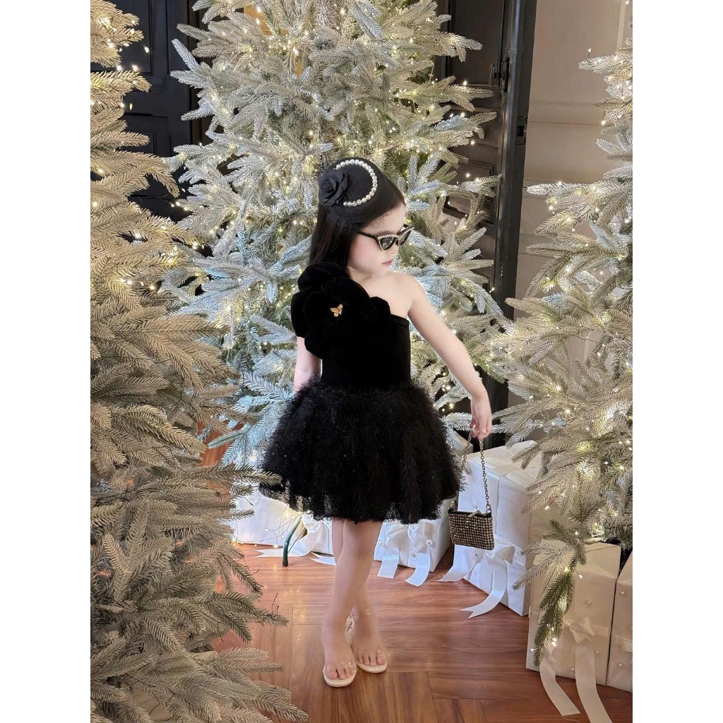Đầm lệch vai bé nhung lông form xòe một bên vai hoa to cực kỳ xinh xắn đáng yêu phù hợp cho bé mặc dịp Noel Tết dự tiệc