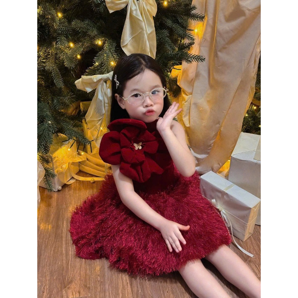 Đầm lệch vai bé nhung lông form xòe một bên vai hoa to cực kỳ xinh xắn đáng yêu phù hợp cho bé mặc dịp Noel Tết dự tiệc