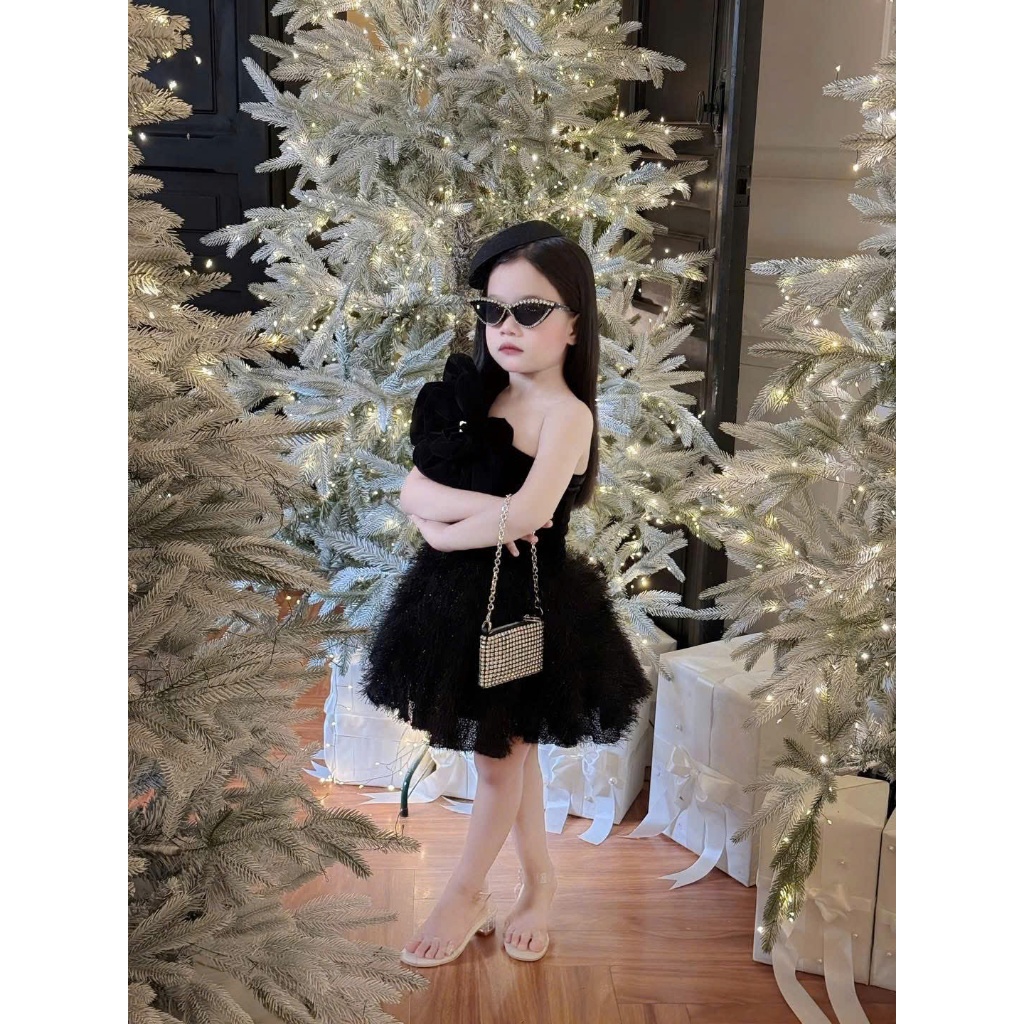 Đầm lệch vai bé nhung lông form xòe một bên vai hoa to cực kỳ xinh xắn đáng yêu phù hợp cho bé mặc dịp Noel Tết dự tiệc