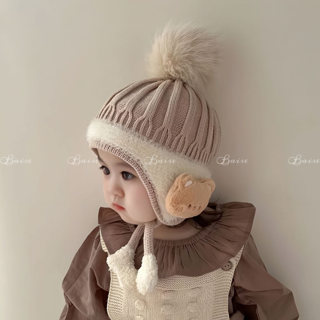 Mũ len chụp tai gấu bông cho bé có chóp bông xù siêu ấm – Mũ len mùa đông phong cách Hàn Quốc cho bé trai bé gái