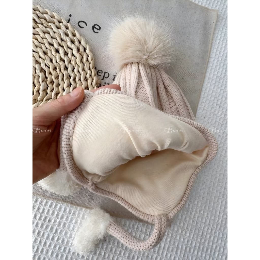Mũ len chụp tai gấu bông cho bé có chóp bông xù siêu ấm – Mũ len mùa đông phong cách Hàn Quốc cho bé trai bé gái