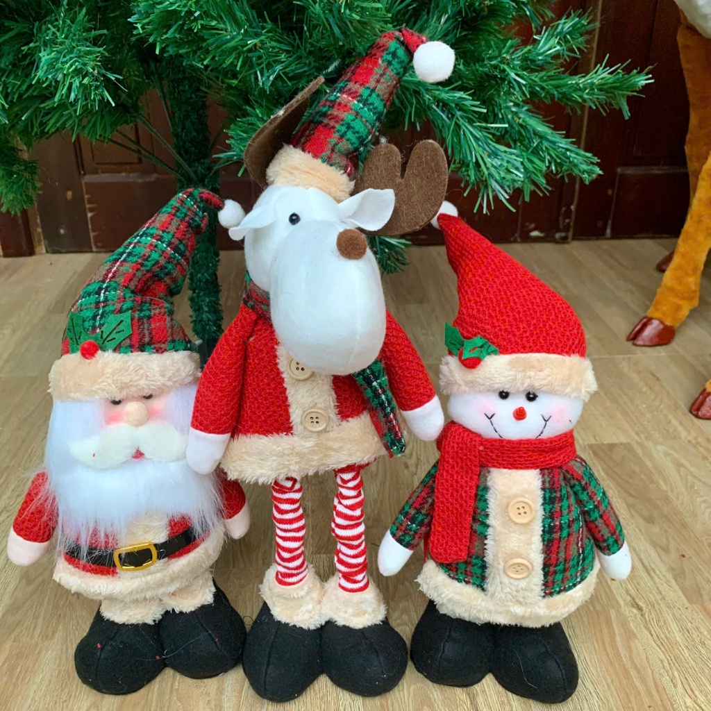Người nộm Ông già Người tuyết Tuần lộc đứng vững để cạnh cây thông Noel trang trí Giáng sinh sang trọng