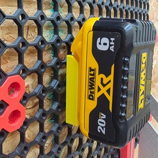 Chân Đế Treo Pin Dewalt 20V – Dụng Cụ Gắn Pin Treo Tường – Hàng Bền Chắc, Gọn Xưởng – Hanna Workshop
