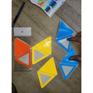 2 cái tem tam giác phản quang dán trang trí dè sau của xe