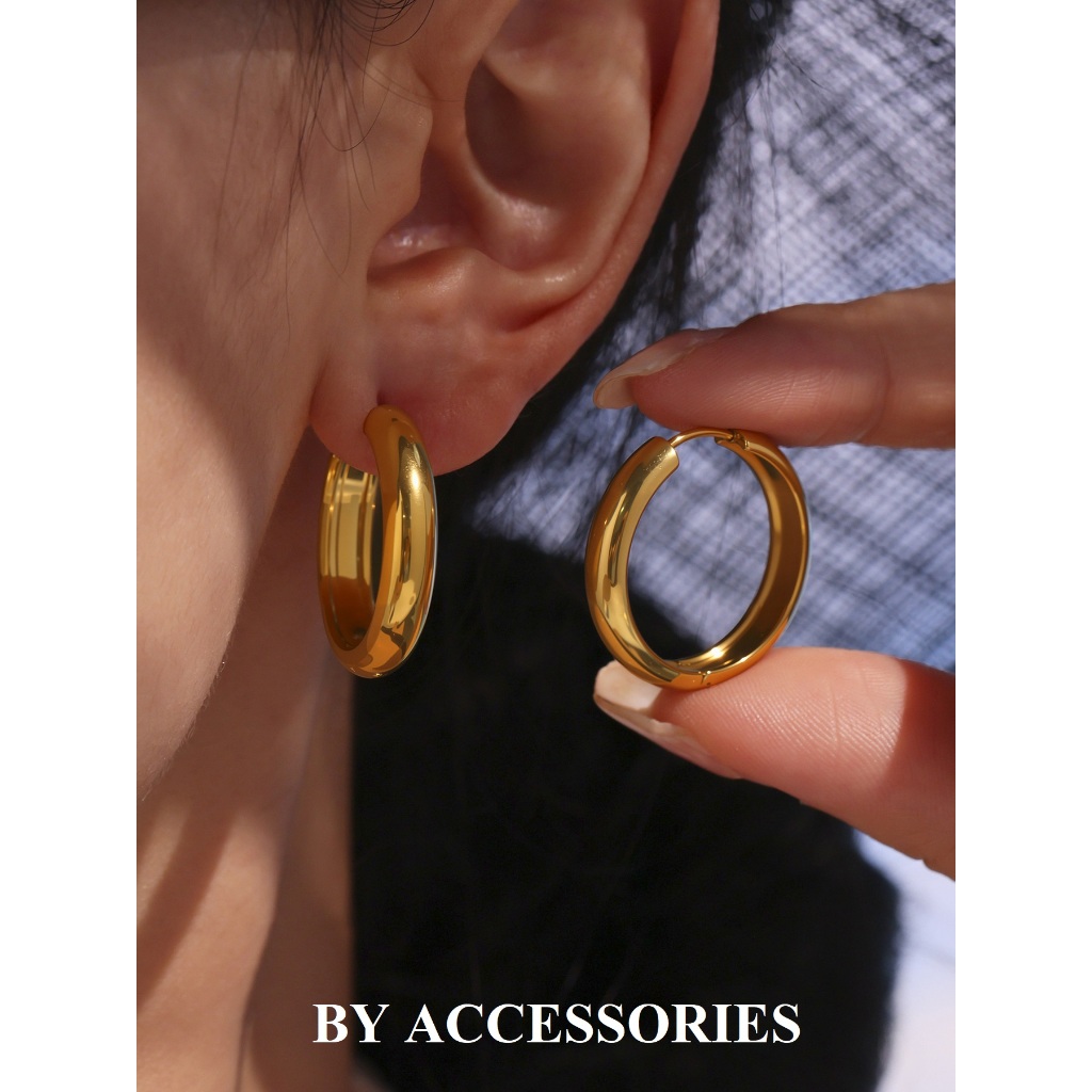 Bông tai nữ unisex titan kiểu tròn mặt to bản dẹp bo cong đơn giản nhiều size mạ vàng 18K không gỉ WE2534 BY ACCESSORIES