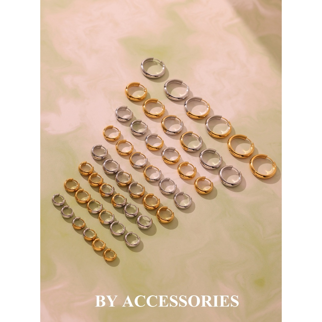 Bông tai nữ unisex titan kiểu tròn mặt to bản dẹp bo cong đơn giản nhiều size mạ vàng 18K không gỉ WE2534 BY ACCESSORIES
