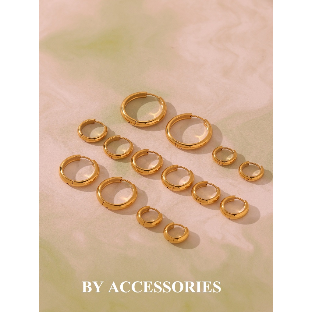 Bông tai nữ unisex titan kiểu tròn mặt to bản dẹp bo cong đơn giản nhiều size mạ vàng 18K không gỉ WE2534 BY ACCESSORIES