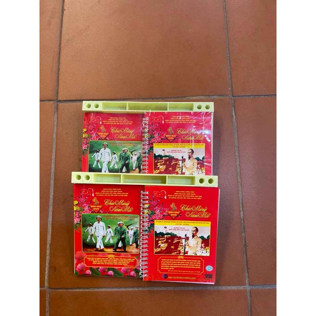 LỊCH BÀN VẠN XUÂN LÒ XO GIỮA ĐẾ NHƯA - SÁCH VPP QUỐC HUY.