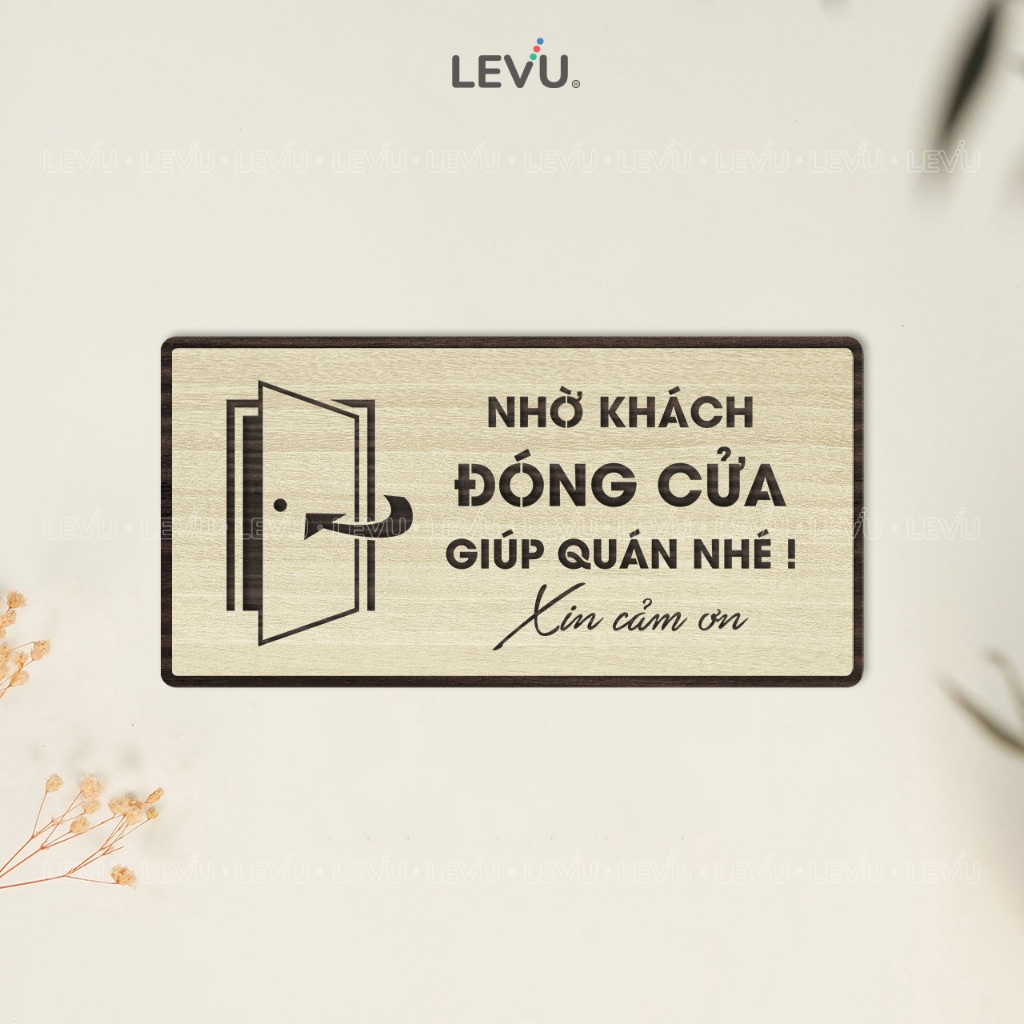 Bảng gỗ trang trí nhờ khách đóng cửa giúp quán nhé BG93, biển hiệu nhắc nhở ra vào nhớ đóng cửa
