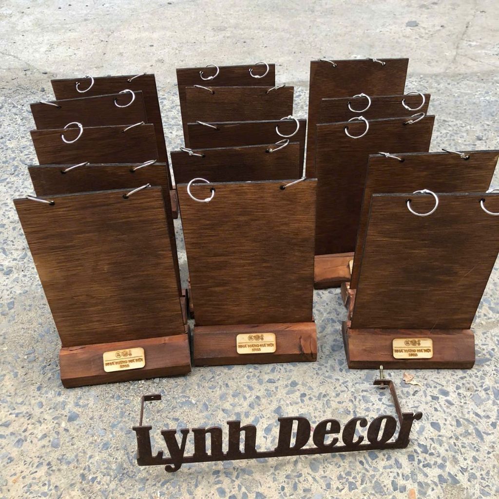Standee tencard Đế gỗ Menu để bàn có khoen tròn, miễn phí khắc logo - Lynhdecor