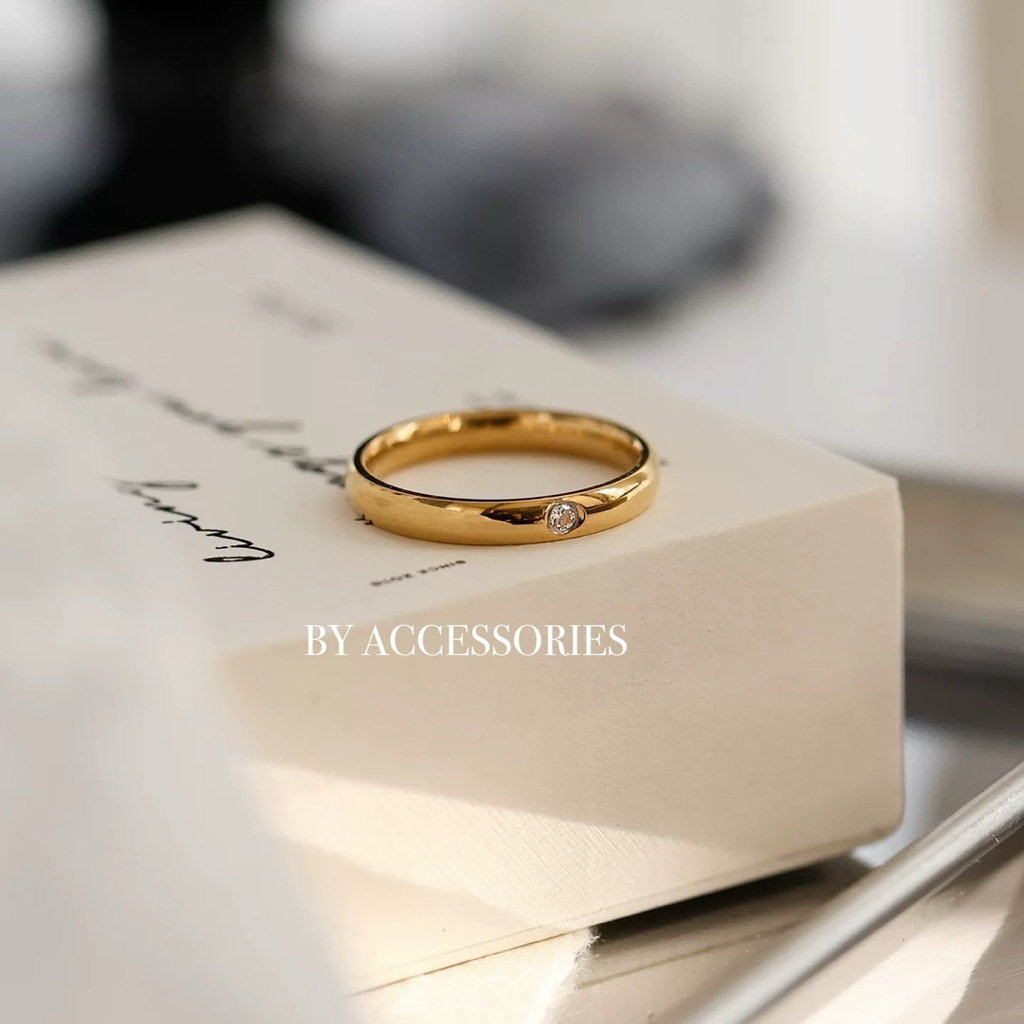 Nhẫn titan tròn bo cong bản 3mm khảm 1 viên đá trắng lấp lánh mạ vàng không gỉ WR2537 BY ACCESSORIES