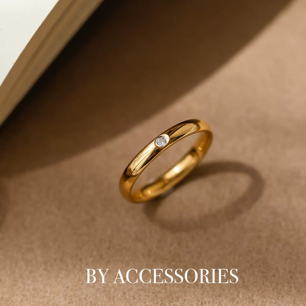 Nhẫn titan tròn bo cong bản 3mm khảm 1 viên đá trắng lấp lánh mạ vàng không gỉ WR2537 BY ACCESSORIES