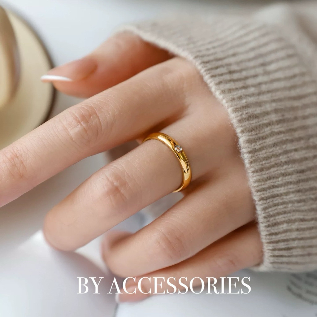 Nhẫn titan tròn bo cong bản 3mm khảm 1 viên đá trắng lấp lánh mạ vàng không gỉ WR2537 BY ACCESSORIES