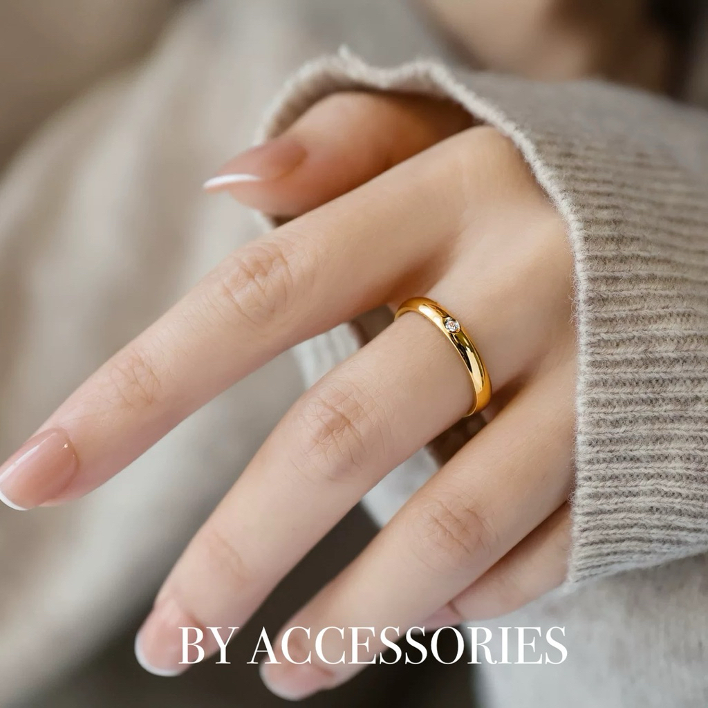 Nhẫn titan tròn bo cong bản 3mm khảm 1 viên đá trắng lấp lánh mạ vàng không gỉ WR2537 BY ACCESSORIES