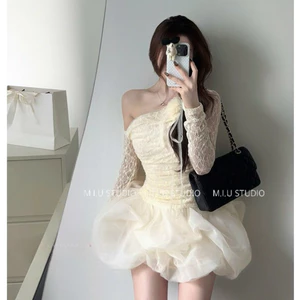 Váy ren lệch vai phối chân bí bồng xoè đính hoa sang chảnh , Jump ngắn xoè dài tay thiết kế chiết eo ôm body tôn dáng