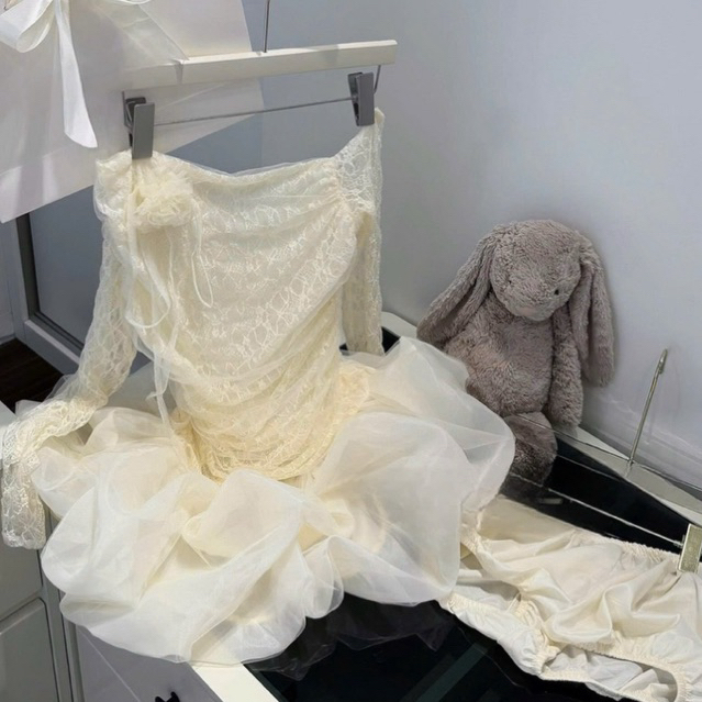 Váy ren lệch vai phối chân bí bồng xoè đính hoa sang chảnh , Jump ngắn xoè dài tay thiết kế chiết eo ôm body tôn dáng